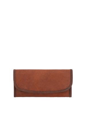 Billetera de cuero marrón con una textura suave, cierre de solapa redondeado y costuras contrastantes a lo largo de los bordes. Forma rectangular compacta.