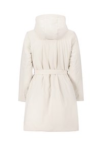 Letvægts, cremefarvet parka med hætte, bælte i taljen og glat overflade. Har et enkelt rygdesign uden synlige metaldele.