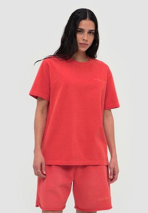 WRSTBHVR, WRSTBHVR T-SHIRT EVIN T-SHIRT UNISEX - T-shirt basic - cherry tomato