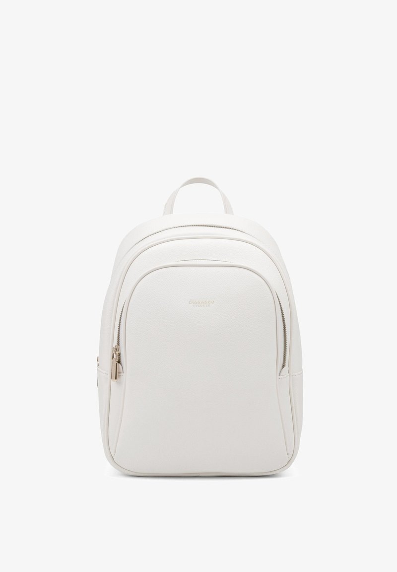 Sac à dos en cuir blanc avec une texture lisse, une forme arrondie, une poche avant zippée et une poignée supérieure pour le transport.