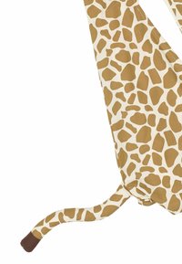 Tkanina w wzór żyrafy w odcieniach beżu i brązu, z abstrakcyjnymi kształtami. Wzór zawiera stały brązowy koniec z jednej strony.