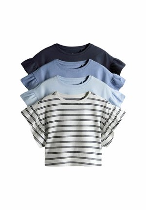 Vier kurzärmlige Hemden gestapelt, das vorderste weiß mit schwarzen Streifen und gerafften Ärmeln, die anderen einfarbig in Schwarz, Dunkelblau und Hellblau.