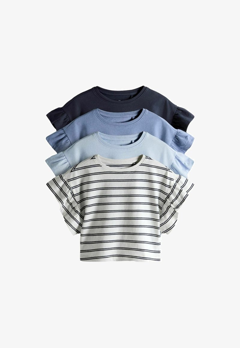 Quatre chemises à manches courtes empilées, la première blanche avec des rayures noires et des manches à volants, les autres unies en noir, bleu foncé et bleu clair.