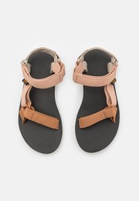 Due sandali aperti con suola nera testurizzata, cinturini in nylon rosa pallido e beige, e hardware regolabile per una vestibilità personalizzata.