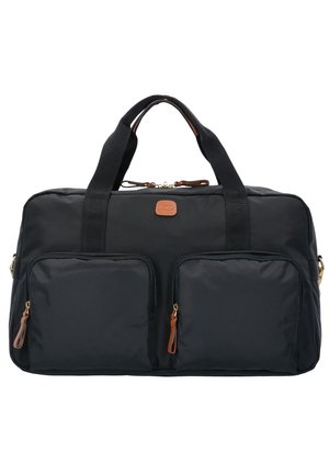 Schwarze Reisetasche aus strapazierfähigem Nylon, mit zwei vorderen Reißverschlusstaschen, robusten Stoffgriffen und Lederakzenten.