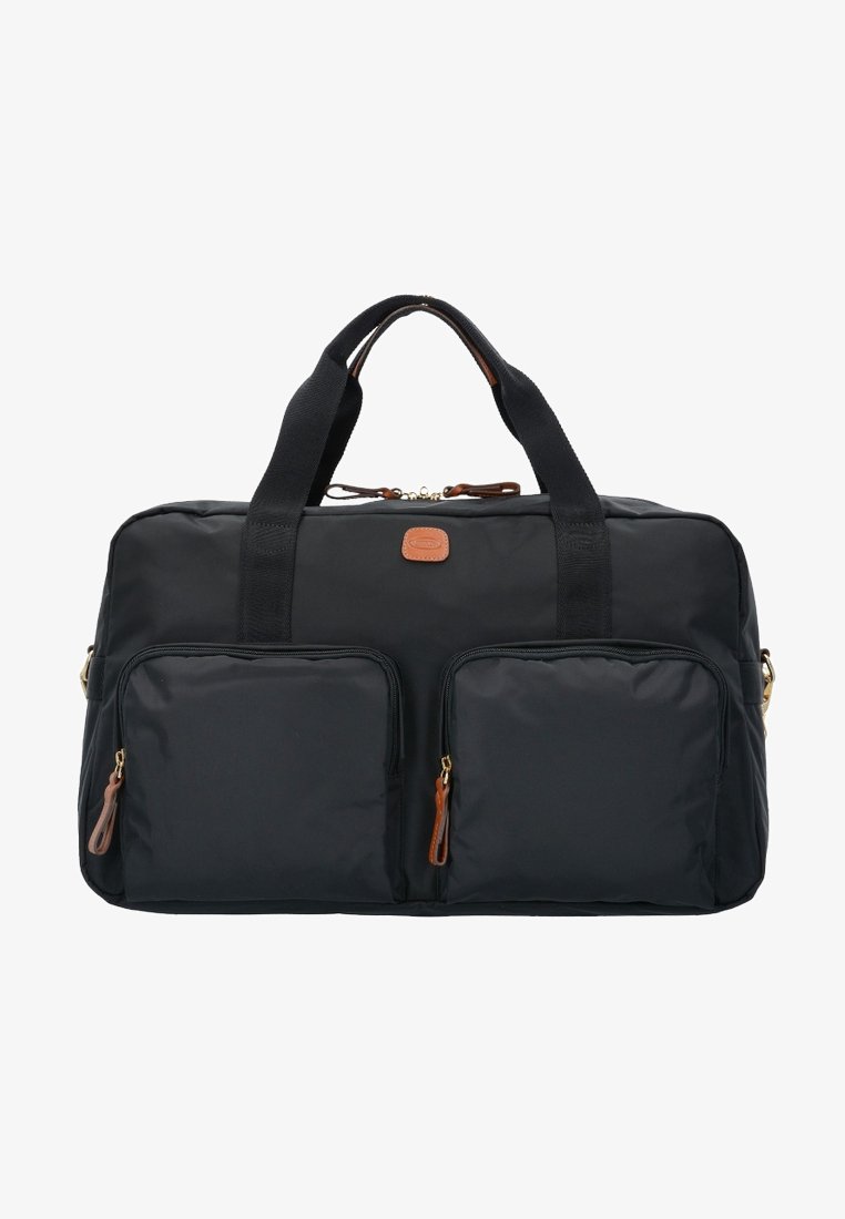 Borsone da viaggio nero realizzato in nylon resistente, con due tasche anteriori con zip, manici in tessuto robusto e dettagli in pelle.
