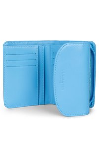 Blauwe leren portemonnee met meerdere kaartsleuven, gestructureerde binnenkant en een gladde afwerking. Voorzien van een reliëflogo aan de zijkant.