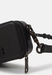 COACH CROSSBODY POUCH IN CROSSGRAIN UNISEX - Borsa a tracolla - black