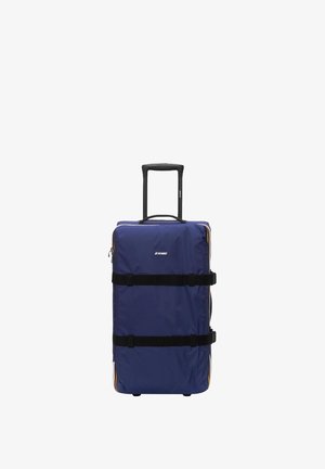 Valigia morbida blu navy con cinghie orizzontali nere, manico telescopico nero esteso e piccole ruote alla base.