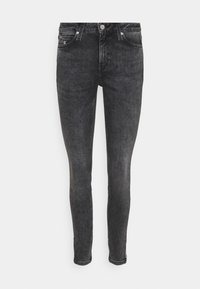 Jeans de denim negros slim-fit con un lavado desgastado, diseño de cinco bolsillos, cierre de botón de metal y cinturas para cinturón. Textura suave y piernas ajustadas.