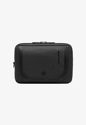 Schwarze, strukturierte, rechteckige Tasche mit Reißverschluss oben, Frontklappe mit glatten Konturen und kleinem geprägtem Logo in der vorderen Mitte.