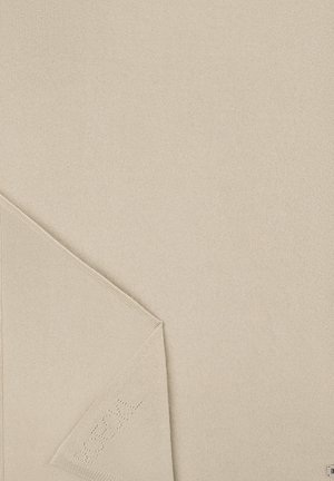 Beige Pullover mit einer weichen, gerippten Textur. Verfügt über eine gefaltete Ecke, die ein eingewebtes Logo zeigt. Klassisches Rundhalsausschnitt-Design.