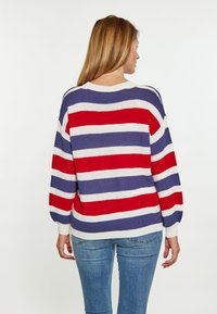 Strickpullover mit roten, weißen und marineblauen horizontalen Streifen. Mit Rundhalsausschnitt und langen, lockeren Ärmeln. Strukturierter Stoff.