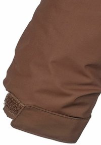 Brun stofjakkeærme med en glat tekstur, der har en velcro-lukning ved manchetterne. Designet er enkelt og funktionelt.