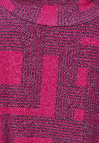 Fuchsia stof met een geometrisch patroon van donkergrijze lijnen die rechthoeken vormen. De textuur lijkt zacht en gebreid, met een ronde halslijn.