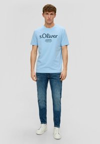 s.Oliver MIT FRONT - T-shirt print - hellblau