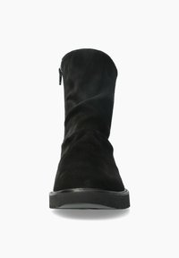 Bota de ante negro hasta la mitad de la pantorrilla con suela plana y cremallera lateral, vista desde el frente sobre un fondo blanco.