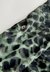 Nevybrané, green black leopard print