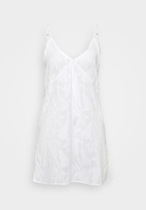 Vestito bianco senza maniche realizzato in tessuto testurizzato con motivi floreali, dotato di spalline regolabili e dettagli in pizzo lungo il collo.