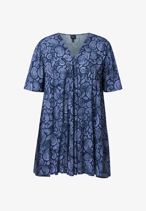 Kurzärmeliges blaues Tunikakleid mit V-Ausschnitt, versehen mit einem hellblauen Paisley-Muster und lockerem, fließendem Stoff.