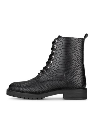 Zwarte veterschoenen tot de enkels, gemaakt van gestructureerd nep-slangenleer, met een lage blokhak en een afgeronde neus.