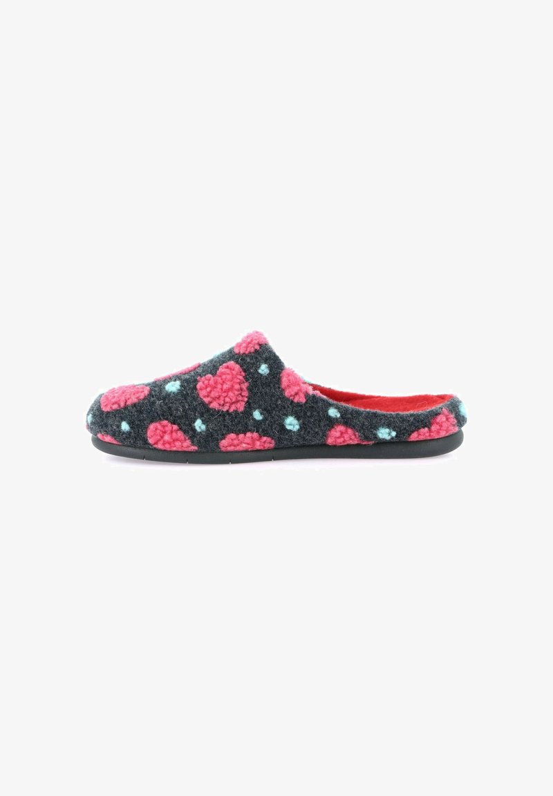 Pantofole grigie senza lacci con cuori rosa e motivi a pois blu, dotate di un interno rosso e suola nera.