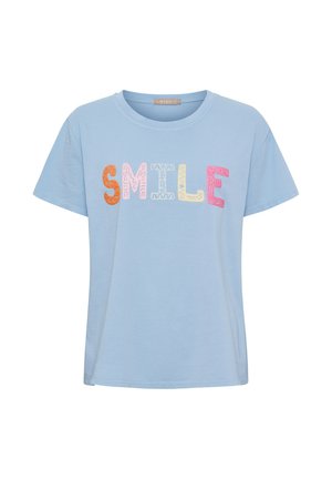 Lyseblå T-shirt med korte ærmer med farverige bogstaver, der staver "SMILE" over brystet i forskellige mønstre og teksturer.
