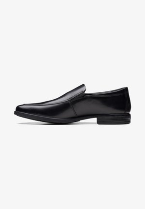 Sapatilha preta de couro, tipo slip-on, com bico apontado, acabamento polido, detalhes de costura discretos e sola de borracha de perfil baixo.