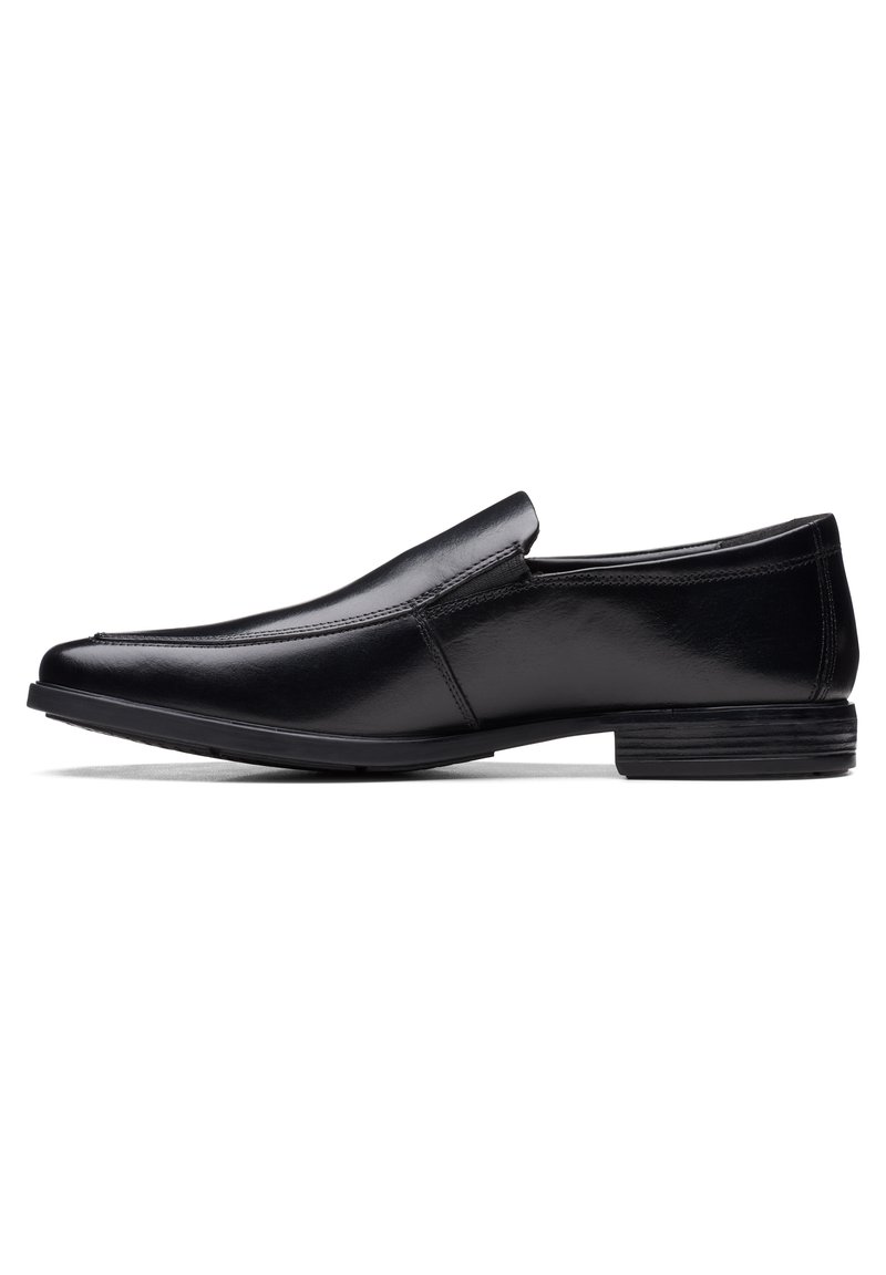 Schwarzer Leder Slipper mit spitzem Schuhdesign, glänzender Oberfläche, dezenten Steppnähten und einer flachen Gummisohle.