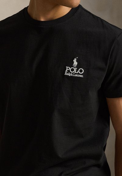 Μαύρο βαμβακερό t-shirt με στρογγυλή λαιμόκοψη και κοντά μανίκια. Διακριτικό λευκό κεντητό λογότυπο με παίκτη πόλο στο αριστερό μέρος του στήθους.