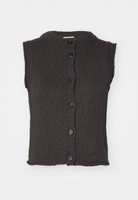 Bezrukávý hnědý pletený cardigan s kulatým výstřihem, s šesti černými knoflíky na přední straně a texturovaným vzorem. Rovný lem.