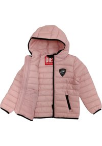 Rosa Daunenjacke mit Kapuze, ausgestattet mit einem Reißverschluss vorne, schwarzem Besatz, seitlichen Taschen und einem Logopatch auf der Brust.