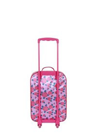 Maleta con ruedas y un mango rosa, que presenta un diseño floral de rosas rojas sobre un fondo rosa claro.