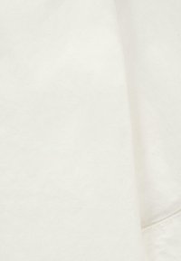 Tessuto bianco con un motivo goffrato sottile. Texture liscia, leggera e cade dolcemente con una leggera lucentezza. Colore neutro.