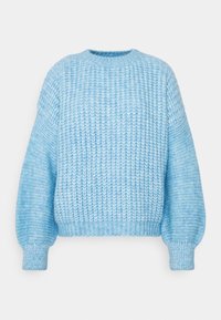 Suéter de punto azul claro con cuello redondo, mangas largas tipo globo y ribete acanalado. La textura es gruesa con una apariencia suave y acogedora.