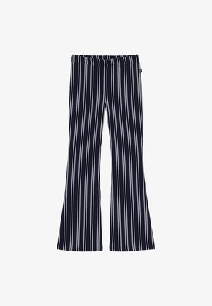 Sötétkék nadrág fehér, függőleges csíkokkal, bővülő fazonú, rugalmas derékrésszel és puha szövetű anyaggal. Látható fém részek vagy díszítések nélkül.