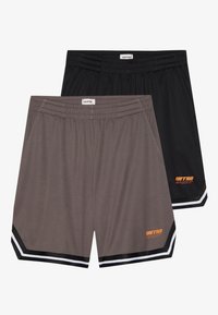 Ensemble de deux shorts : un noir, un gris. Les deux présentent une taille élastique, des bandes latérales et un détail de logo orange sur le bas à l'avant.