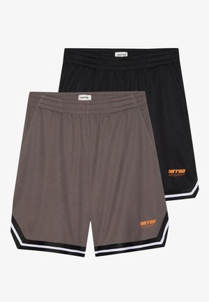 Set de două perechi de pantaloni scurți: unul negru, unul gri. Ambele au un elastic la talie, dungi pe laterale și detalii cu logo portocaliu în partea din față, jos.