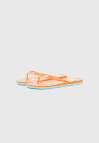 Des tongs orange avec une semelle texturée dotée de rayures blanches et d'un dessous en caoutchouc bleu clair. Des fines sangles flexibles de couleur orange assortie.