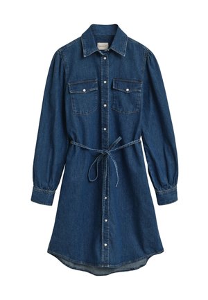 Denim skjortekjole i mørk blå, lange ermer med elastiske mansjetter, knappelukking foran, to brystlommer og belte med knyting i midjen.