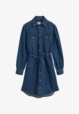 Abito camicia in denim di colore blu scuro, maniche lunghe con polsini elasticizzati, apertura con bottoni sul davanti, due tasche sul petto e cintura legata in vita.