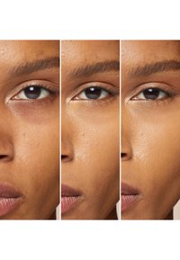 Tre viste ravvicinate di un occhio, che mostrano diverse tonalità di pelle e texture. A sinistra si nota una leggera decolorazione, al centro una texture liscia, a destra una luminosità.