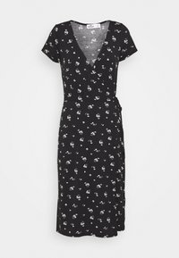 Svart omlottklänning i lätt tyg med blommönster i vitt och grönt, korta ärmar och en insydd midja med snörning.