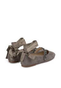 Ballerines en suède gris avec une bande décorative en strass et des rubans en satin à l'arrière. Design à bout arrondi et semelle plate.