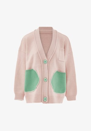 Vaaleanpunainen neulekortti, jossa on V-kaula-aukko, kaksi vihreää taskua ja vastaavat vihreät napit. Pintakuvio on pehmeä ja reunat on ribbireunaiset.