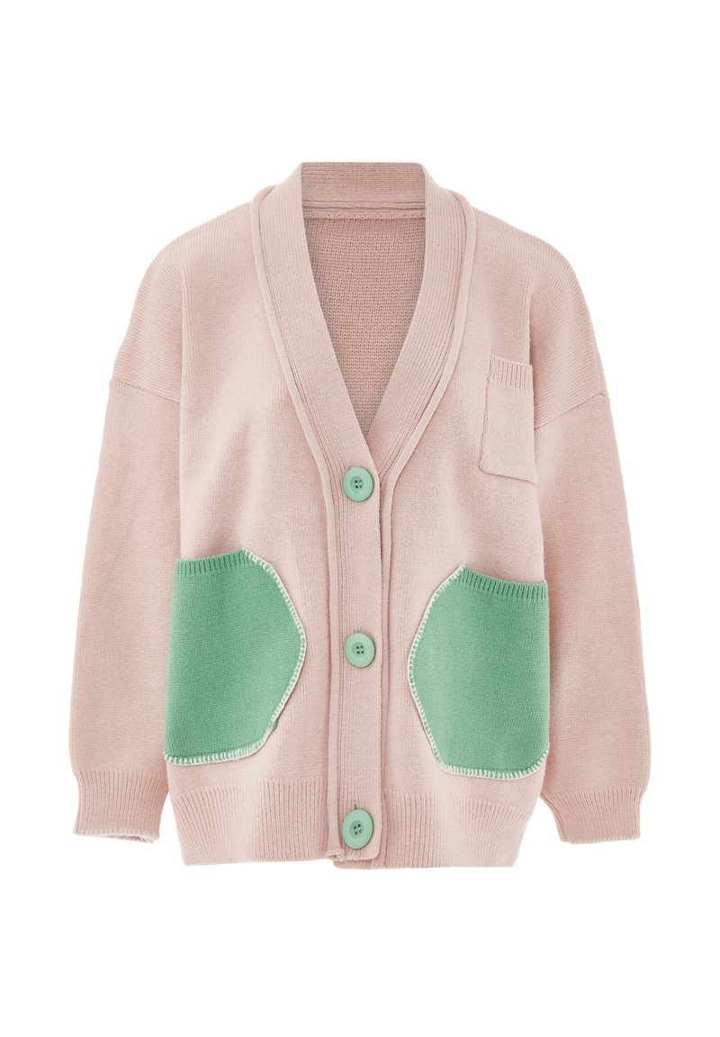 Rózsaszín kötött kardigán V-nyakkal, két zöld zsebbel és hozzáillő zöld gombokkal. A textúra puha, bordás szélekkel.