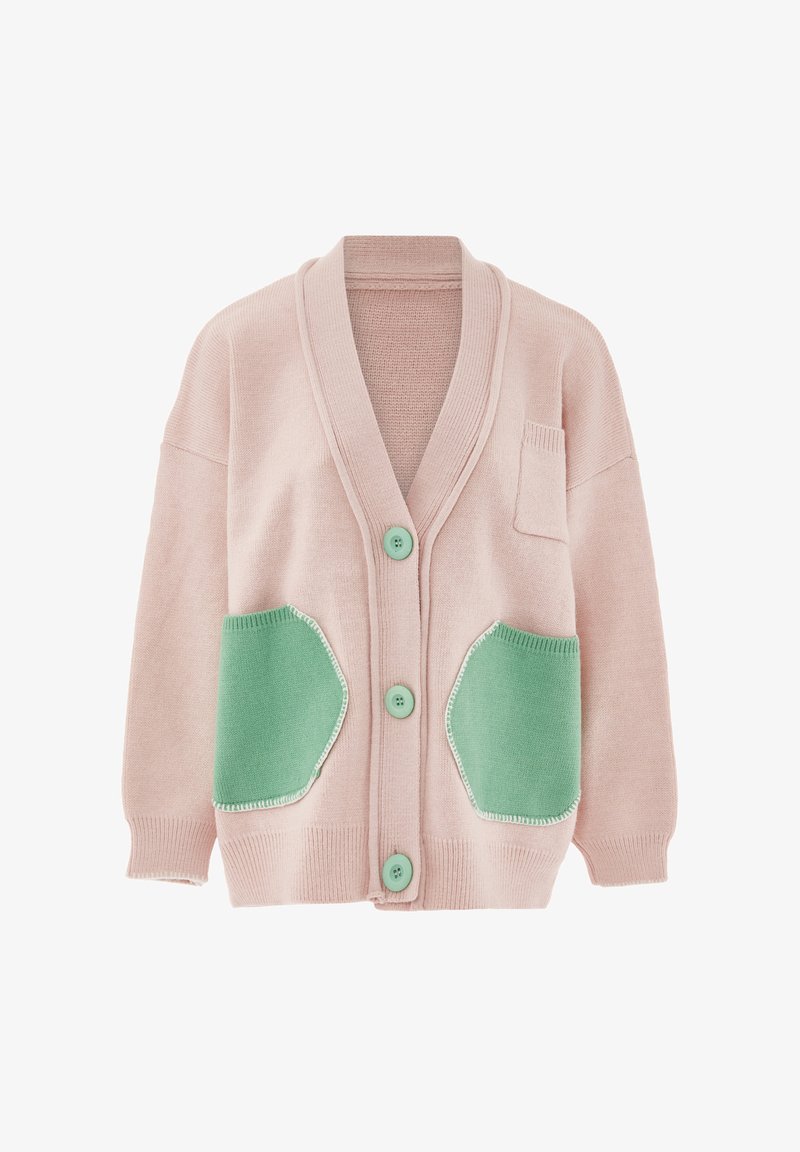 Rózsaszín kötött kardigán V-nyakkal, két zöld zsebbel és hozzáillő zöld gombokkal. A textúra puha, bordás szélekkel.