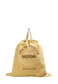 Bolsa de cordón de tela amarilla con texto impreso y un gráfico de calavera. El diseño incluye un tema deportivo y acentos en marrón contrastante.