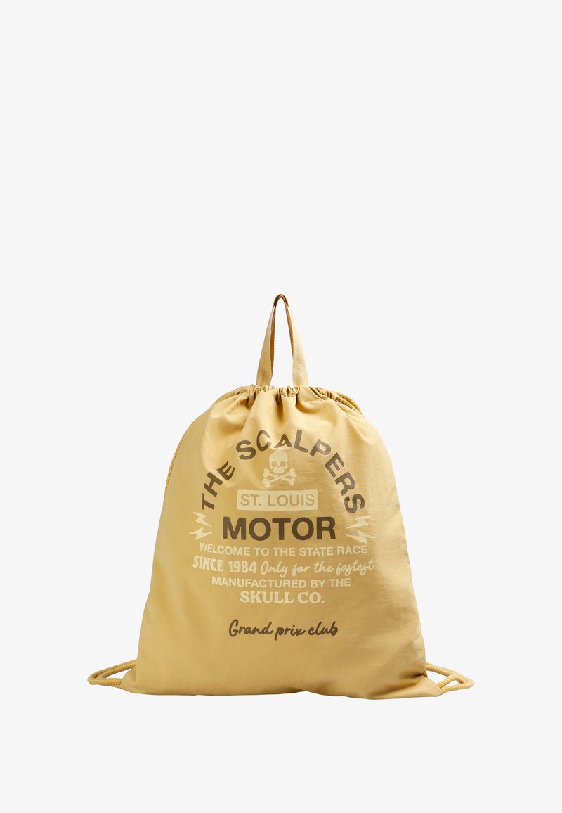 Geel stoffen trekkoordzak met geprinte tekst en een schedelafbeelding. Ontwerp heeft een sportief thema en contrasterende bruine accenten.