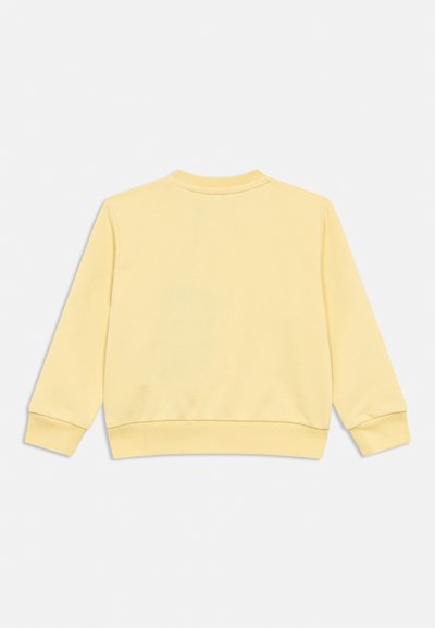 Κίτρινο φούτερ με μακριά μανίκια, στρογγυλή λαιμόκοψη και ριμπ μανσέτες. Κατασκευασμένο από μαλακό ύφασμα με ομαλή υφή και χωρίς ορατά σχέδια.